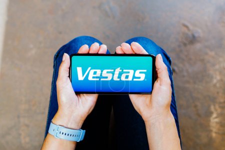 Foto de 2 de julio de 2023, Brasil. En esta ilustración fotográfica, el logotipo de Vestas se muestra en la pantalla de un teléfono inteligente - Imagen libre de derechos