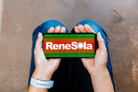 Foto de 2 de julio de 2023, Brasil. En esta ilustración fotográfica, el logotipo de ReneSola se muestra en la pantalla de un teléfono inteligente - Imagen libre de derechos