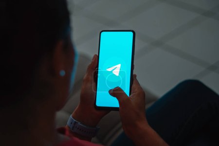 Foto de 7 de julio de 2023, Brasil. En esta ilustración fotográfica, el logotipo de Telegram se muestra en la pantalla de un teléfono inteligente - Imagen libre de derechos