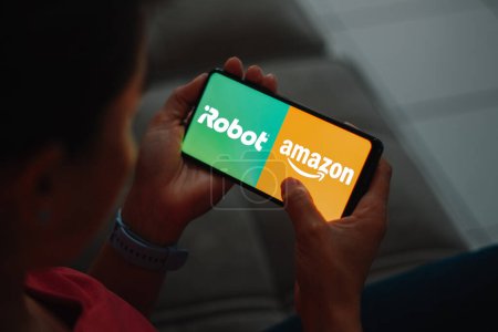 Foto de 7 de julio de 2023, Brasil. En esta ilustración fotográfica, el logotipo de IRobot y Amazon se muestra en la pantalla de un teléfono inteligente - Imagen libre de derechos