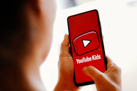 Foto de 9 de julio de 2023, Brasil. En esta ilustración fotográfica, el logotipo de YouTube Kids se muestra en la pantalla de un teléfono inteligente - Imagen libre de derechos