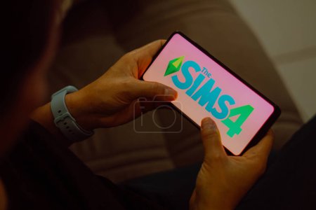 Foto de 10 de julio de 2023, Brasil. En esta ilustración fotográfica, el logotipo de Sims 4 se muestra en la pantalla de un teléfono inteligente - Imagen libre de derechos