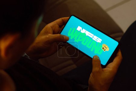 Foto de 10 de julio de 2023, Brasil. En esta ilustración fotográfica, el logotipo Need for Speed Unbound (NFS) se muestra en la pantalla de un teléfono inteligente - Imagen libre de derechos