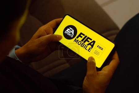 Téléchargez les photos : 10 juillet 2023, Brésil. Dans cette illustration photo, le logo FIFA Mobile est affiché sur un écran de smartphone - en image libre de droit