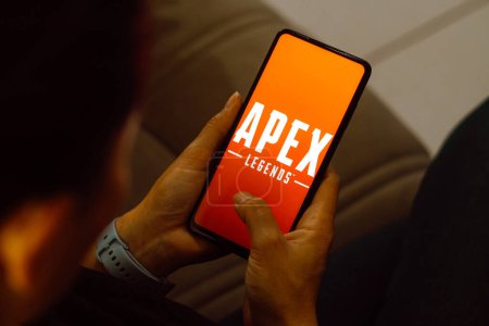 Foto de 10 de julio de 2023, Brasil. En esta ilustración fotográfica, el logotipo de Apex Legends se muestra en la pantalla de un teléfono inteligente - Imagen libre de derechos