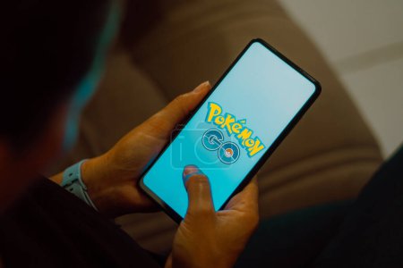 Foto de 10 de julio de 2023, Brasil. En esta ilustración fotográfica, el logotipo de Pokemon GO se muestra en la pantalla de un teléfono inteligente. - Imagen libre de derechos