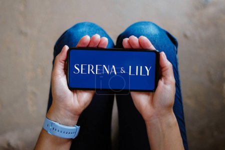 Foto de July 18, 2023, Brazil. In this photo illustration, the Serena and Lily logo seen displayed on a smartphone - Imagen libre de derechos
