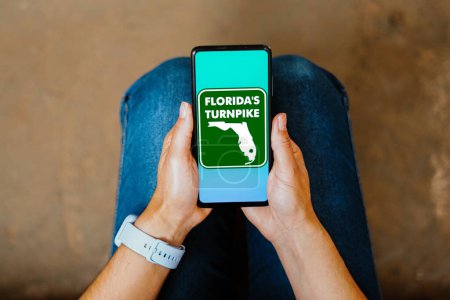 Foto de July 19, 2023, Brazil. In this photo illustration, the Florida's Turnpike logo seen displayed on a smartphone - Imagen libre de derechos