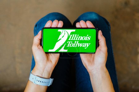 Téléchargez les photos : July 19, 2023, Brazil. In this photo illustration, the Illinois State Toll Highway Authority (ISTHA) logo seen displayed on a smartphone - en image libre de droit