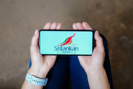 Foto de July 20, 2023, Brazil. In this photo illustration, the SriLankan Airlines logo seen displayed on a smartphone - Imagen libre de derechos