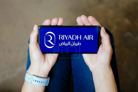 Foto de July 20, 2023, Brazil. In this photo illustration, the Riyadh Air logo seen displayed on a smartphone - Imagen libre de derechos