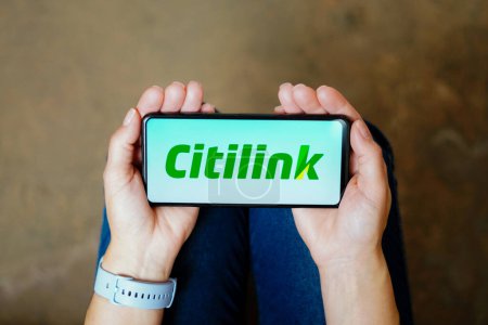 Foto de July 20, 2023, Brazil. In this photo illustration, the Citilink Indonesia logo seen displayed on a smartphone - Imagen libre de derechos