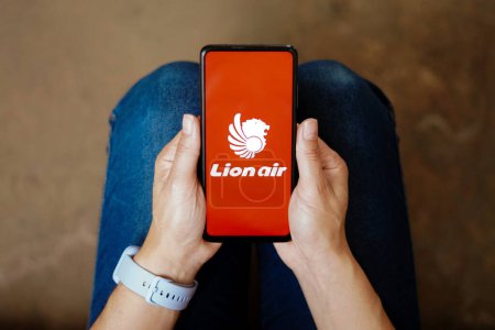 Foto de July 20, 2023, Brazil. In this photo illustration, the Lion Air logo seen displayed on a smartphone - Imagen libre de derechos
