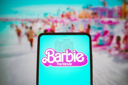 Foto de 21 de julio de 2023, Brasil. En esta ilustración de la foto, la Barbie el logotipo de la película que se muestra en un teléfono inteligente. Barbie es una película de comedia de fantasía estadounidense 2023 basada en las muñecas de moda Barbie de Mattel - Imagen libre de derechos