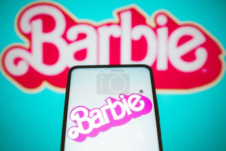 Téléchargez les photos : 21 juillet 2023, Brésil. Dans cette illustration photo, le Barbie le logo du film vu affiché sur un smartphone. Barbie est un film américain réalisé par Mattel, sorti en 2023. - en image libre de droit