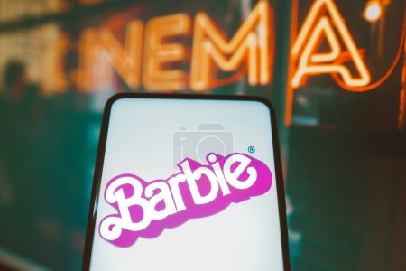 Téléchargez les photos : 21 juillet 2023, Brésil. Dans cette illustration photo, le Barbie le logo du film vu affiché sur un smartphone. Barbie est un film américain réalisé par Mattel, sorti en 2023. - en image libre de droit