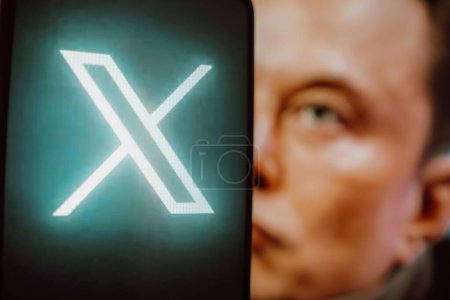 Foto de 23 de julio de 2023, Brasil. En esta ilustración fotográfica, el logotipo de la letra X se muestra en un teléfono inteligente. Elon Musk anunció que habrá un cambio de marca de Twitter pronto, y la especulación apunta a la implementación de X. - Imagen libre de derechos