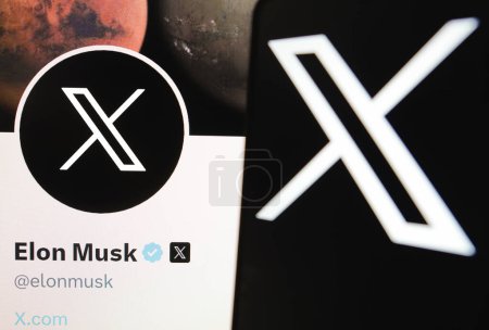Foto de 24 de julio de 2023, Brasil. En esta ilustración fotográfica, el nuevo logotipo de Twitter (X) se muestra en un teléfono inteligente. En el fondo, el perfil oficial de Elon Musk, nuevo propietario de la red social Twitter - Imagen libre de derechos