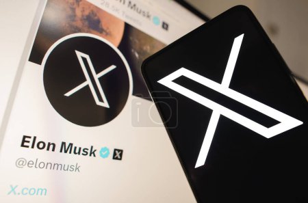 Foto de 24 de julio de 2023, Brasil. En esta ilustración fotográfica, el nuevo logotipo de Twitter (X) se muestra en un teléfono inteligente. En el fondo, el perfil oficial de Elon Musk, nuevo propietario de la red social Twitter - Imagen libre de derechos