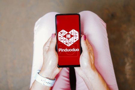 Foto de 1 de agosto de 2023, Brasil. En esta ilustración fotográfica, la aplicación del logotipo de Pinduoduo se muestra en un teléfono inteligente - Imagen libre de derechos