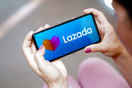 Foto de 1 de agosto de 2023, Brasil. En esta ilustración de la foto, la aplicación del logotipo de Lazada se muestra en un teléfono inteligente - Imagen libre de derechos