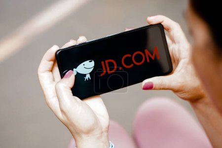 Foto de 1 de agosto de 2023, Brasil. En esta ilustración de la foto, la aplicación del logotipo de JD.com (Jingdong) se muestra en un teléfono inteligente - Imagen libre de derechos