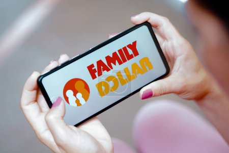 Foto de 1 de agosto de 2023, Brasil. En esta ilustración fotográfica, la aplicación del logotipo de Family Dollar Stores se muestra en un teléfono inteligente - Imagen libre de derechos