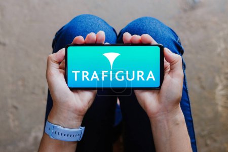 Foto de 7 de agosto de 2023, Brasil. En esta ilustración fotográfica, el logotipo de Trafigura se muestra en un teléfono inteligente - Imagen libre de derechos