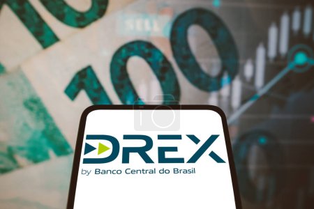 Téléchargez les photos : 8 août 2023, Brésil. Dans cette illustration photo, le logo Drex vu affiché sur un smartphone. Drex est la nouvelle monnaie numérique brésilienne lancée par la Banque centrale - en image libre de droit