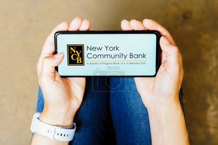 Foto de 16 de agosto de 2023, Brasil. En esta ilustración fotográfica, el logotipo del New York Community Bank (NYCB) se muestra en un teléfono inteligente - Imagen libre de derechos