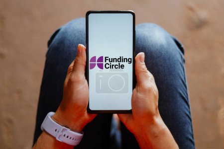 Foto de 17 de agosto de 2023, Brasil. En esta ilustración fotográfica, el logotipo de Funding Circle se muestra en la pantalla de un teléfono inteligente - Imagen libre de derechos