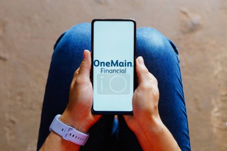 Téléchargez les photos : 17 août 2023, Brésil. Dans cette illustration photo, le logo OneMain Financial est affiché sur un écran de smartphone. - en image libre de droit