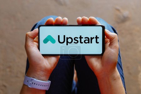 Foto de 17 de agosto de 2023, Brasil. En esta ilustración fotográfica, el logotipo de Upstart se muestra en la pantalla de un teléfono inteligente - Imagen libre de derechos