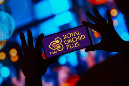 Téléchargez les photos : 22 août 2023, Brésil. Dans cette illustration photo, le logo Royal Orchid Plus (Thai Airways) affiché sur un smartphone - en image libre de droit