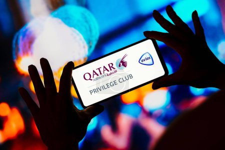 Téléchargez les photos : 22 août 2023, Brésil. Sur cette illustration photo, le logo du Qatar Airways Privilege Club affiché sur un smartphone - en image libre de droit