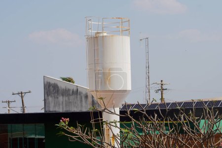 Téléchargez les photos : 23 août 2023, Brésil. Dans cette illustration photo, le réservoir d'eau blanche qui sert à fournir de l'eau aux résidents - en image libre de droit