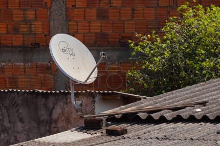 Foto de 23 de agosto de 2023, Brasil. En esta foto ilustración, la antena parabólica en el techo de una casa. El gobierno de Brasil está quitando la señal analógica del aire e implementando la señal de televisión digital - Imagen libre de derechos