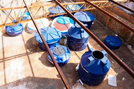 Foto de 23 de agosto de 2023, Brasil. En esta foto ilustración, el depósito de tanques de agua azul en una tienda de materiales de construcción - Imagen libre de derechos