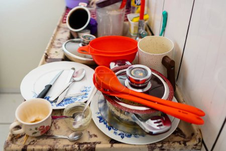 Foto de 23 de agosto de 2023, Brasil. En esta foto ilustración, el fregadero con platos sucios, platos, cubiertos, tazas que deben lavarse, limpiarse y guardarse - Imagen libre de derechos