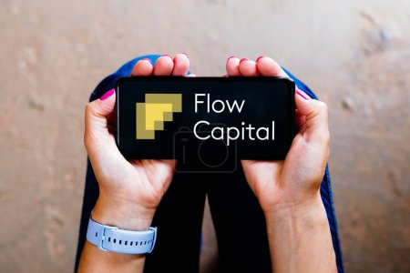 Foto de 29 de agosto de 2023, Brasil. En esta ilustración fotográfica, el logotipo de Flow Capital se muestra en un teléfono inteligente - Imagen libre de derechos