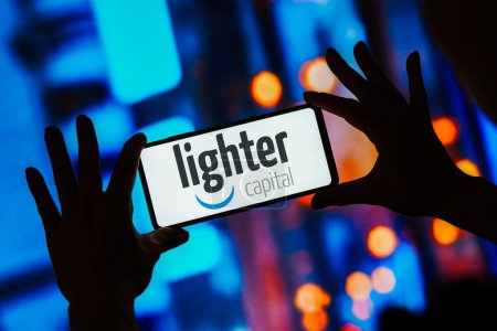 Foto de 29 de agosto de 2023, Brasil. En esta ilustración fotográfica, el logotipo de Lighter Capital se muestra en un teléfono inteligente - Imagen libre de derechos
