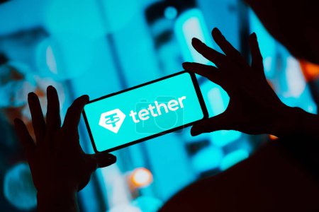Foto de 1 de septiembre de 2023, Brasil. En esta ilustración fotográfica, el logotipo de Tether se muestra en la pantalla de un teléfono inteligente - Imagen libre de derechos