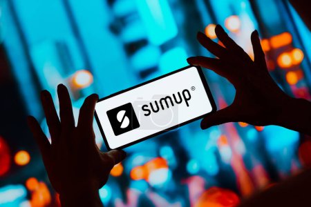 Foto de 1 de septiembre de 2023, Brasil. En esta ilustración fotográfica, el logotipo de Sumup se muestra en la pantalla de un teléfono inteligente - Imagen libre de derechos