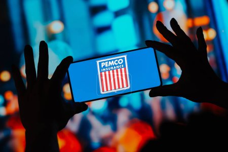 Foto de 3 de septiembre de 2023, Brasil. En esta ilustración fotográfica, el logotipo de PEMCO Insurance se muestra en la pantalla de un smartphone - Imagen libre de derechos