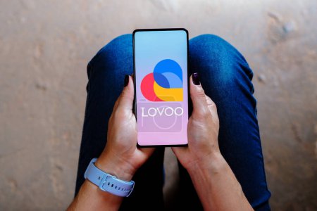 Foto de 4 de septiembre de 2023, Brasil. En esta ilustración fotográfica, el logotipo LOVOO se muestra en la pantalla de un teléfono inteligente - Imagen libre de derechos