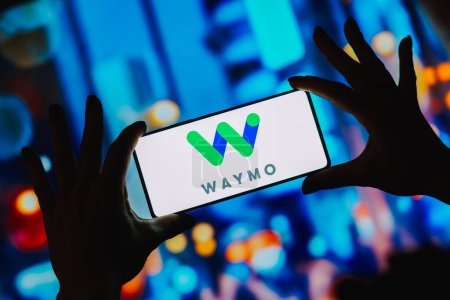 Foto de 6 de septiembre de 2023, Brasil. En esta ilustración fotográfica, el logotipo de Waymo se muestra en la pantalla de un teléfono inteligente - Imagen libre de derechos