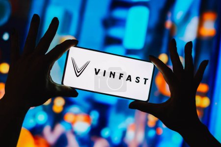 Foto de 6 de septiembre de 2023, Brasil. En esta ilustración fotográfica, el logotipo de VinFast se muestra en la pantalla de un teléfono inteligente - Imagen libre de derechos