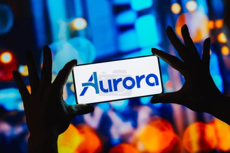 Foto de 6 de septiembre de 2023, Brasil. En esta ilustración fotográfica, el logotipo de Aurora Innovation se muestra en la pantalla de un smartphone - Imagen libre de derechos