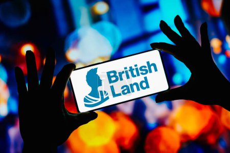 Foto de 7 de septiembre de 2023, Brasil. En esta ilustración fotográfica, el logotipo de British Land se muestra en la pantalla de un teléfono inteligente - Imagen libre de derechos