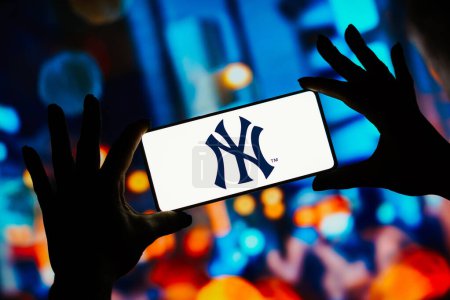 Téléchargez les photos : 9 septembre 2023, Brésil. Dans cette illustration photo, le logo des Yankees de New York est affiché sur un écran de smartphone. C'est une équipe de baseball de la Ligue majeure basée dans le Bronx à New York. - en image libre de droit